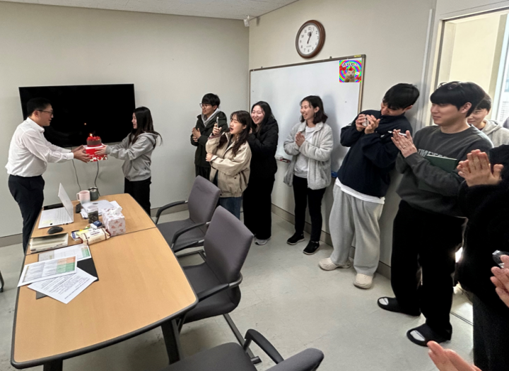 26 교수님 생신 - 단체.PNG