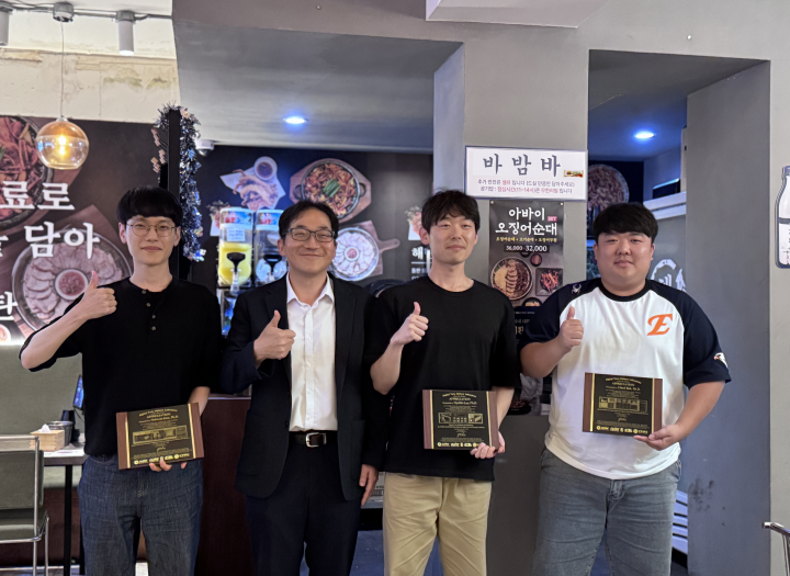 졸업 축하연 단체사진.png